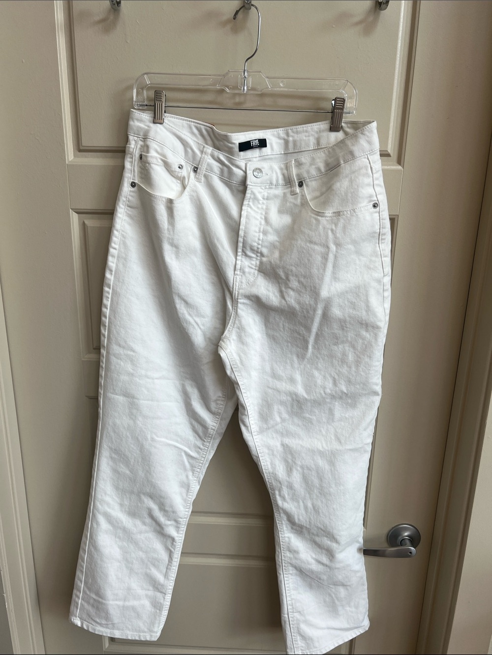 Frye Womens Jeans Sz 12/31
Off White/ High Rise/ Pockets summer coastal